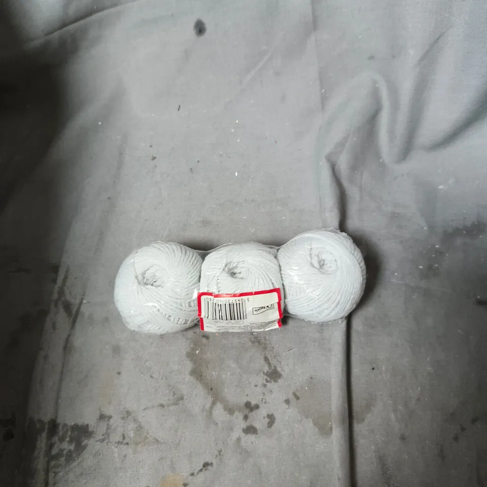 APPROXIMATELY 12 ASSORTED ITEMS INCLUDING LED STRIP LIGHT , KONG CLASSIC DOG TOY AND POST OFFICE PARCEL STRING