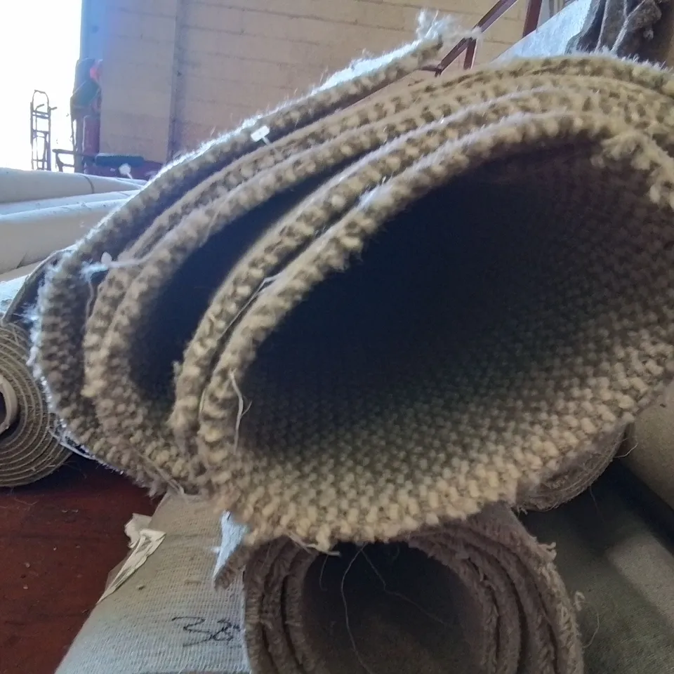 ROLL OF QUALITY LAKELAND HRD SILVERHOW CARPET// APPROX SIZE: 5 X4.42M