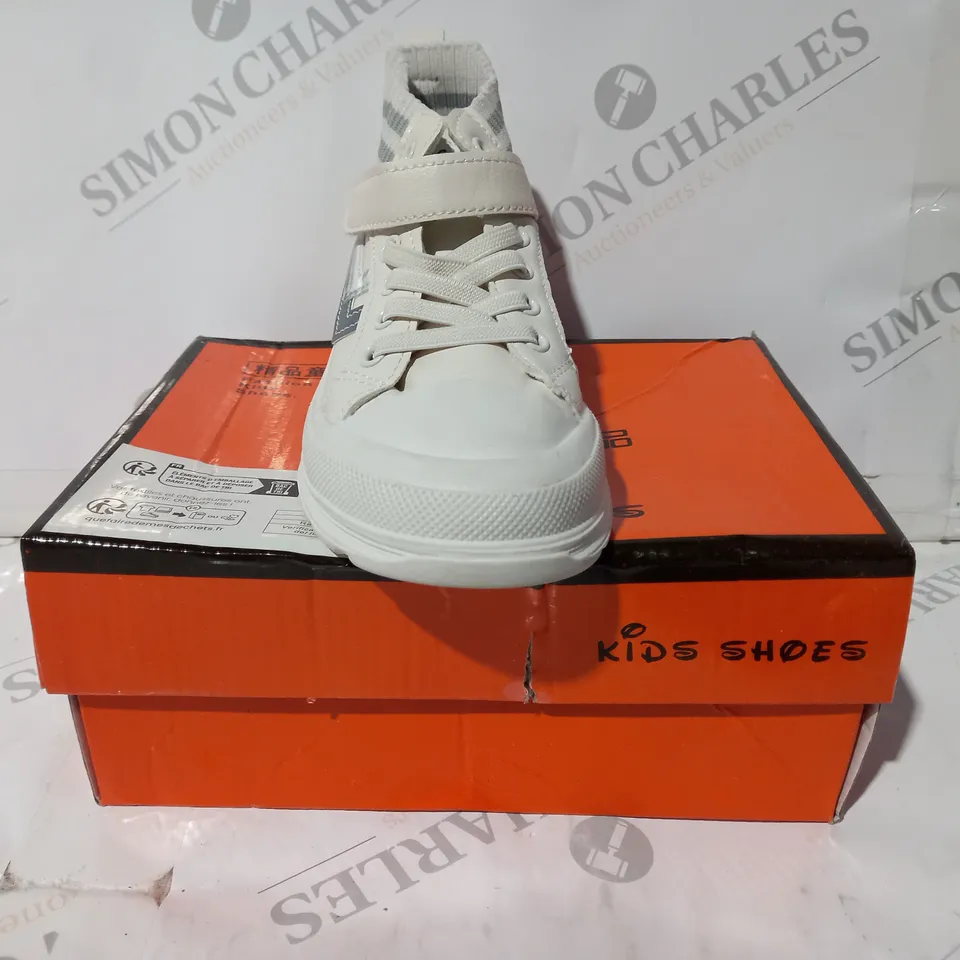 BOXED PAIR OF SPORT FASHION KIDS SHOES IN CREAM EU SIZE 30
