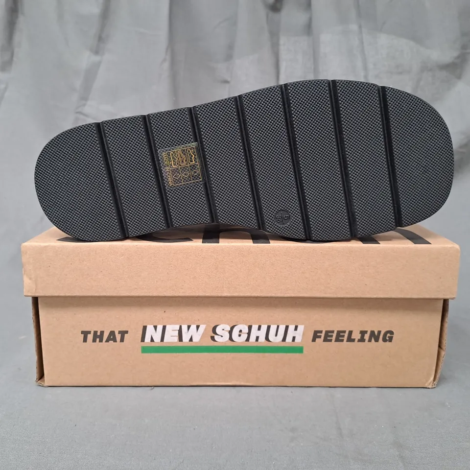 BOXED PAIR OF SCHUH PLATFORM OPEN TOE SANDALS IN BLACK SIZE 5