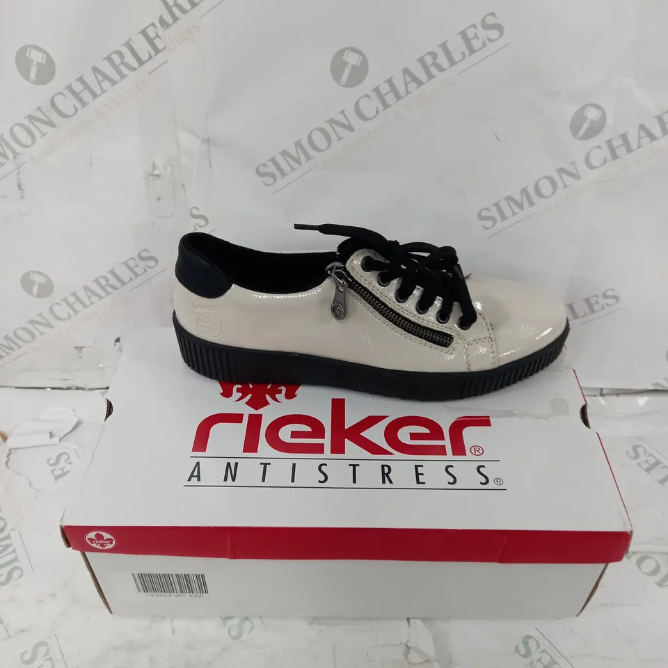 BOXED PAIR OF RIEKER SIDE ZIP CREAM BLOCK TRAINERS SIZE 6.5