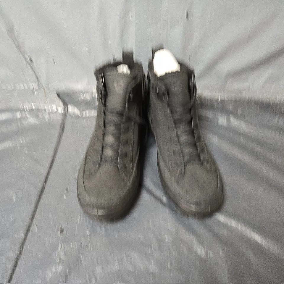 UNBOXED PAIR OF ECCO SOFT 7 TRED BOOTS IN BLACK - SIZE 40