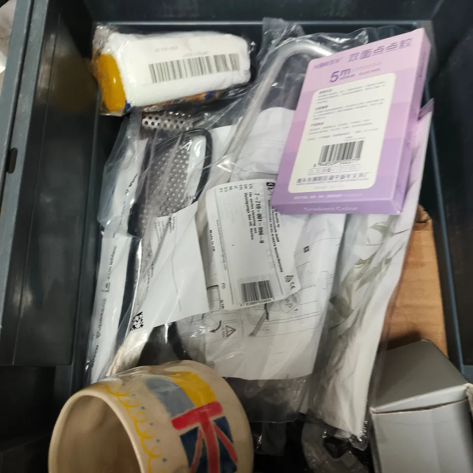 APPROXIMATELY 15 ASSORTED HOUSEHOLD ITEMS TO INCLUDE SHOWER HEAD, FLORAL MUG COASTERS AND JCB MPL POLY GREASE