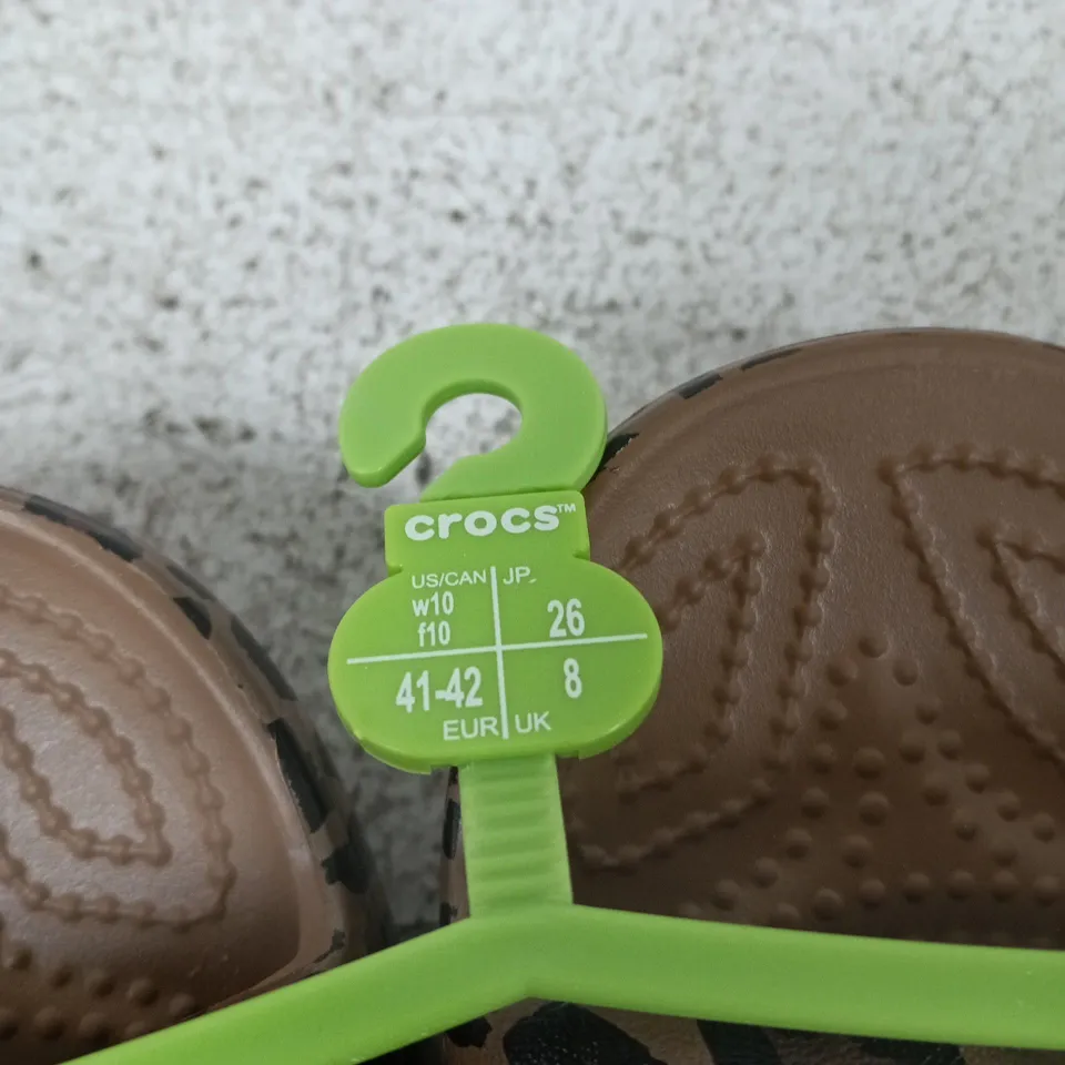 CROCS LEOPARD PRINT SANDALS – UK 8 (US 10) – WOMEN'S