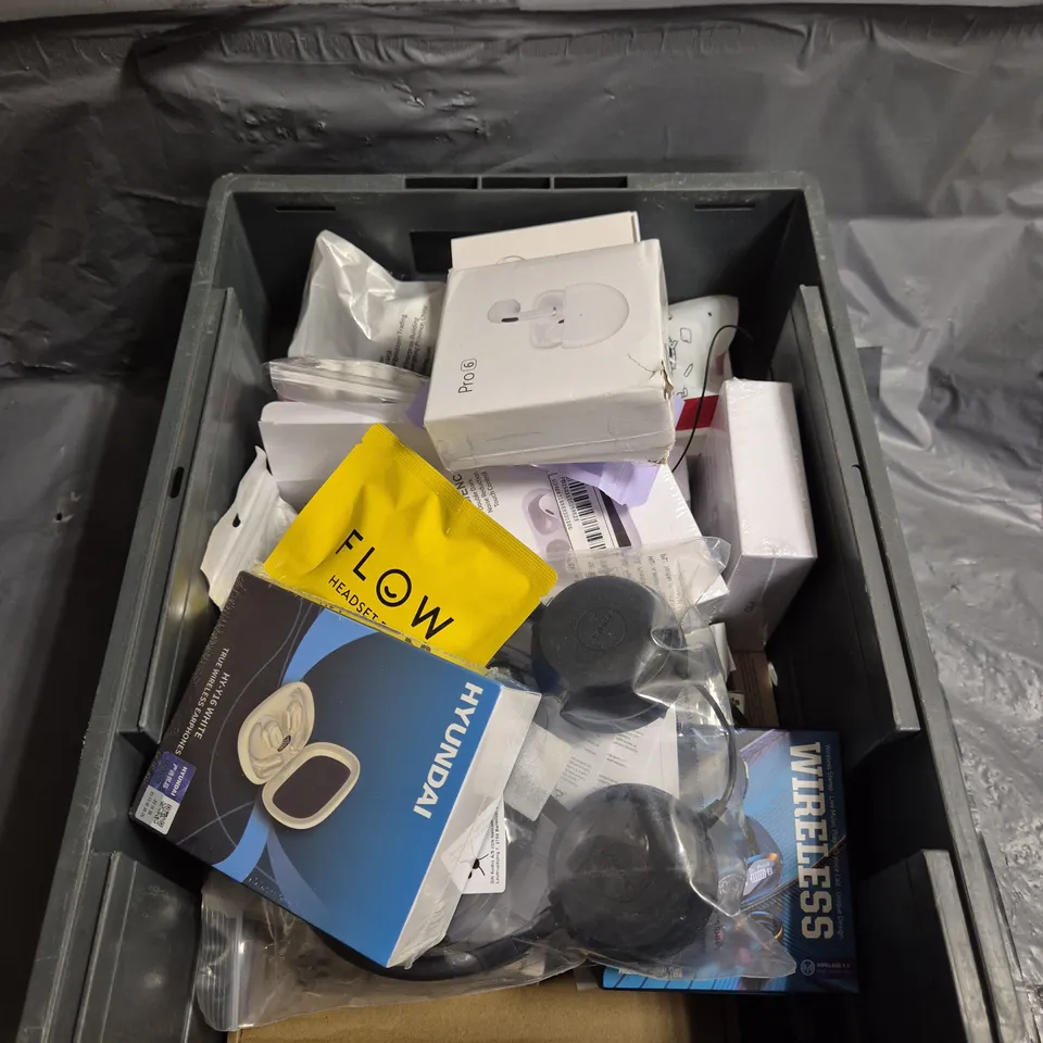 APPROXIMATELY 10 ASSORTED ELECTRICAL PRODUCTS TO INCLUDE HEADPHONES , EARPHONE CASES , ETC 