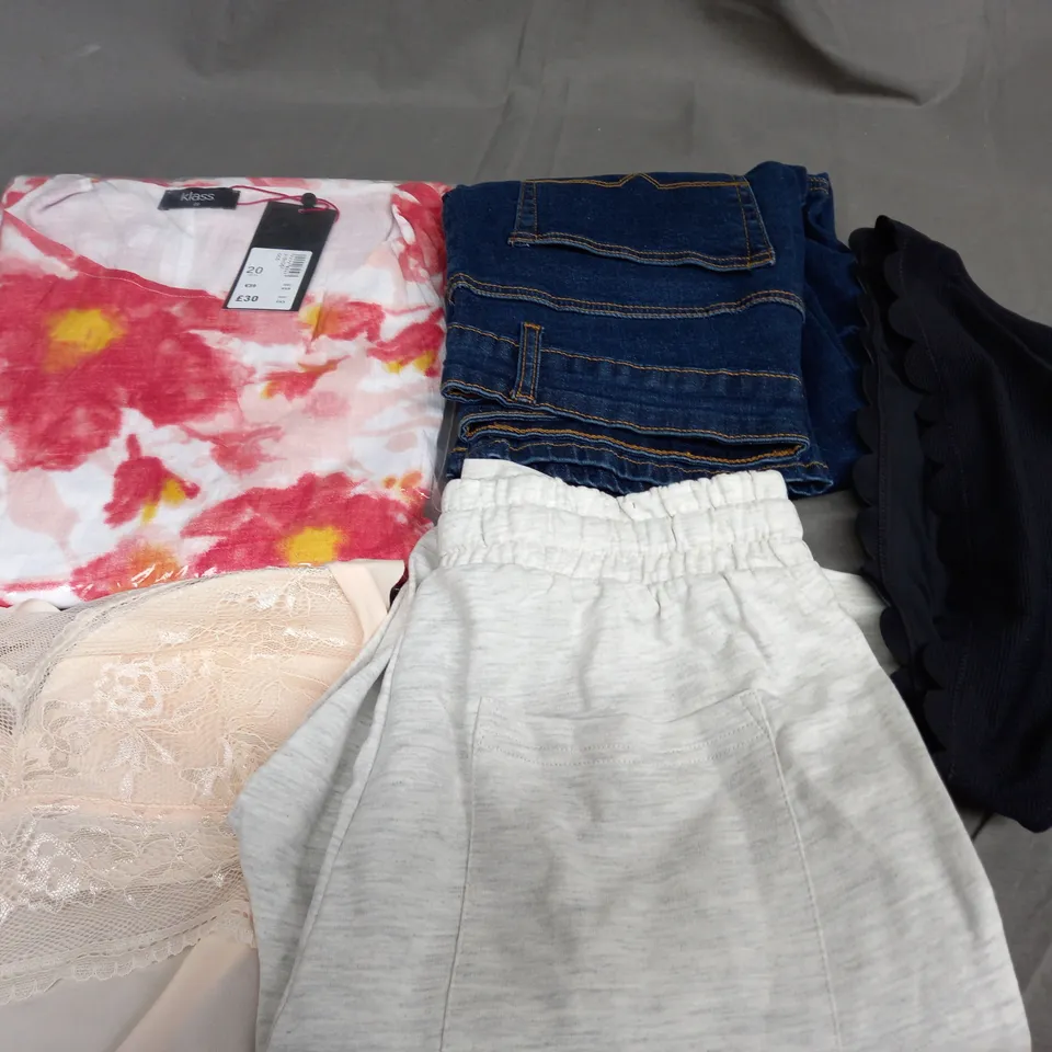 BOX OF APPROXIMATELY 25 ASSORTED CLOTHING ITEMS TO INCLUDE - JEANS , BRA , SHORTS ETC