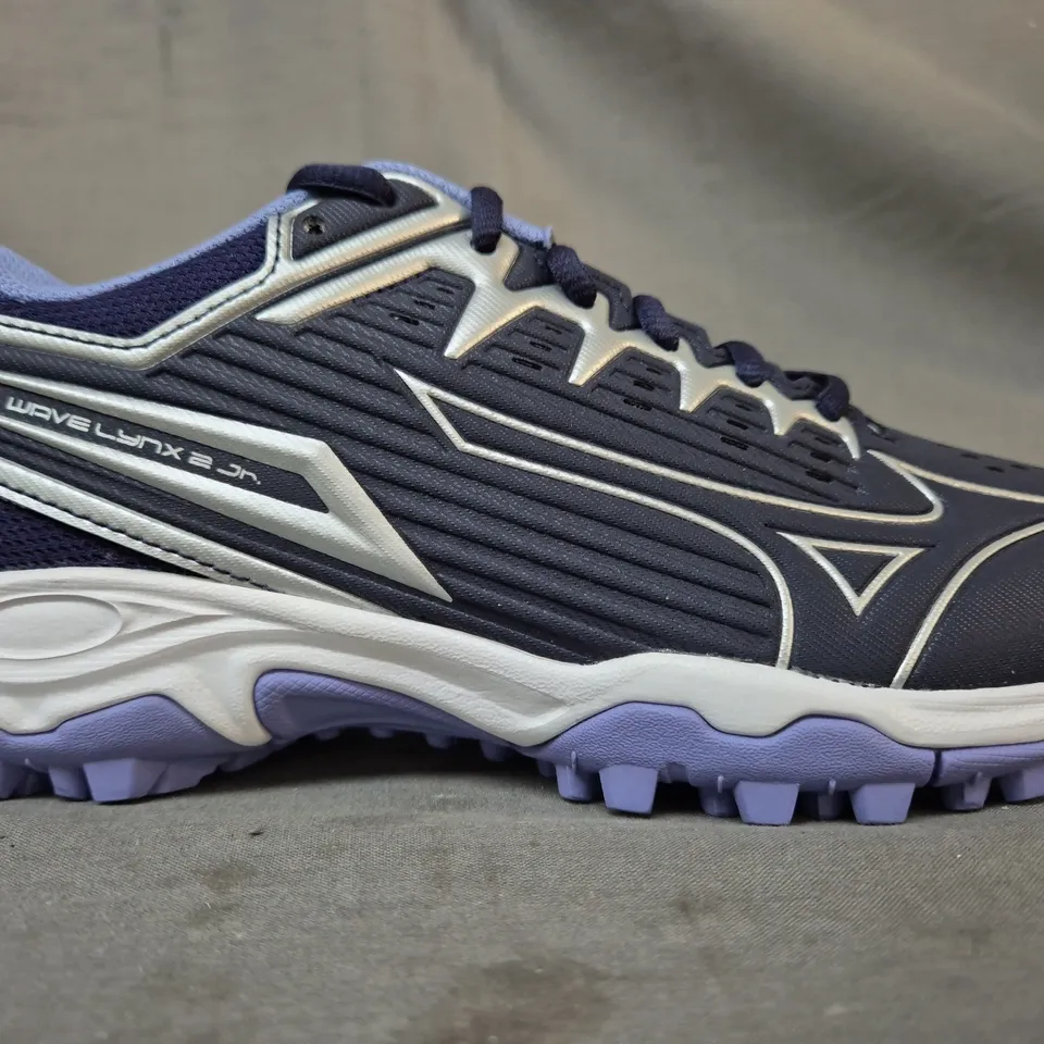 BOXED PAIR OF MIZUNO FIELD HOCKEY TRAINERS IN DEEP NAVY UK SIZE 4.5