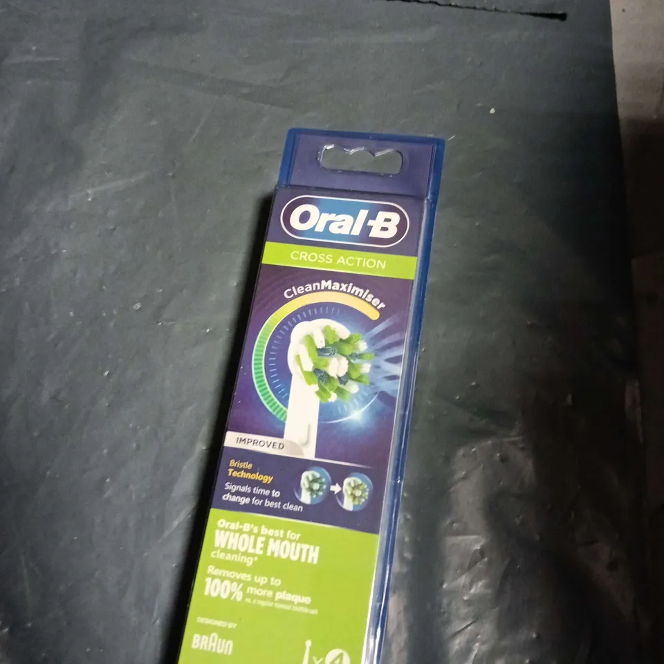 APPROXIMATELY 25 ASSORTED HEALTH & BEAUTY ITEMS INCLUDING NASMAZ CUTICLE PUSHER , ORAL B CROSS ACTION CLEAN MAXIMISER AND THERMAL FORMING FALSE TEETH 