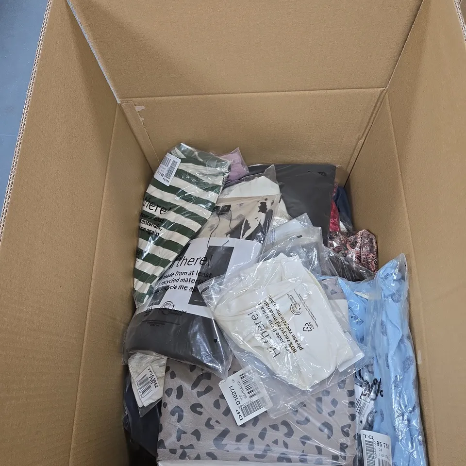 BOX OF APPROXIMATELY 25 ASSORTED CLOTHING ITEMS TO INCLUDE BON PRIX, CREATION L PREMIUM, LASCANA ACTIVE ETC