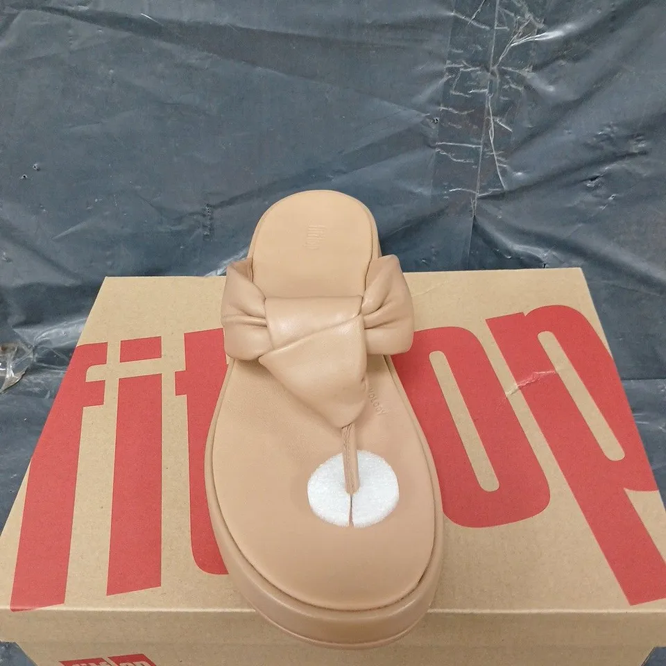 BOXED PAIR OF FITFLOP SOFT LEATHER FLATFORM SANDALS - UK SIZE 6