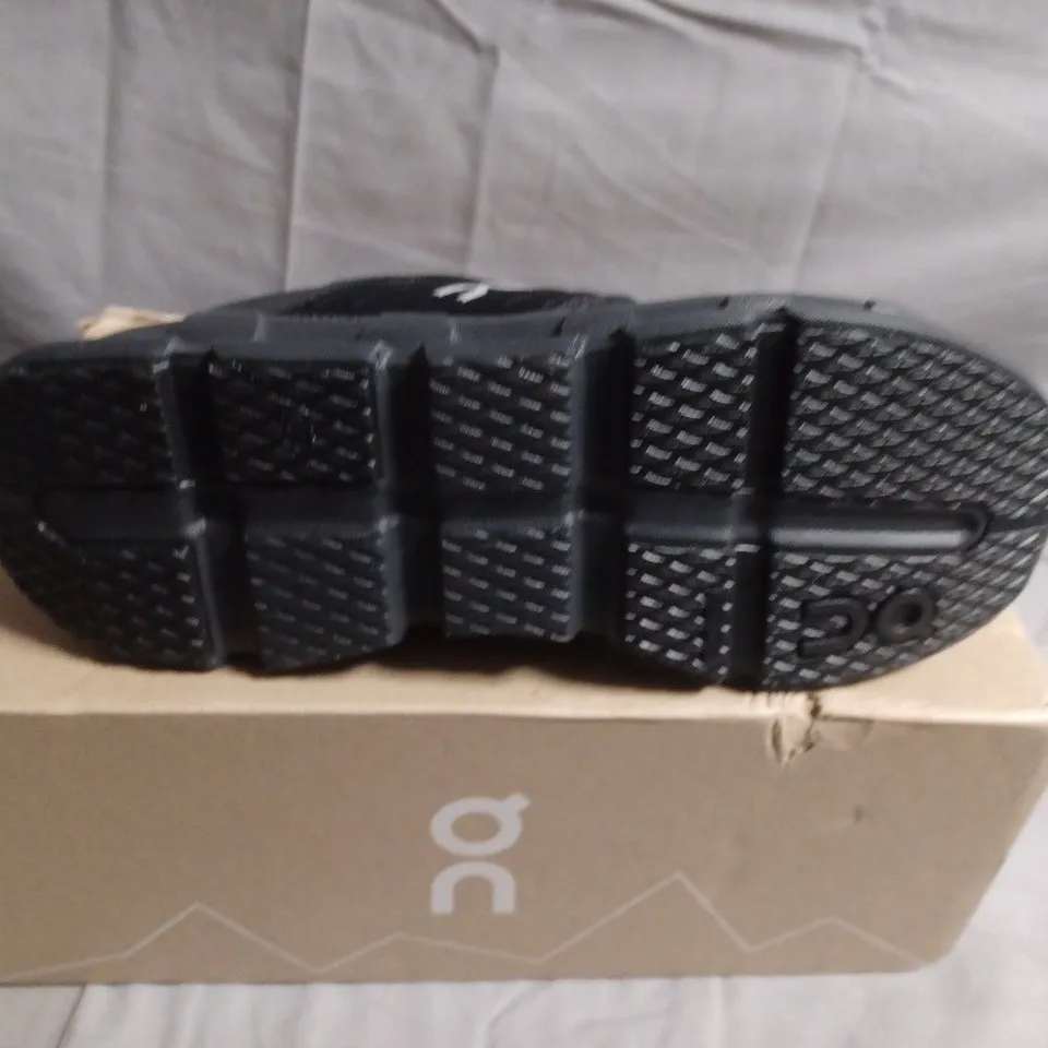 BOXED PAIR OF KIDS On Running TRAINERS – UK SIZE 2.5