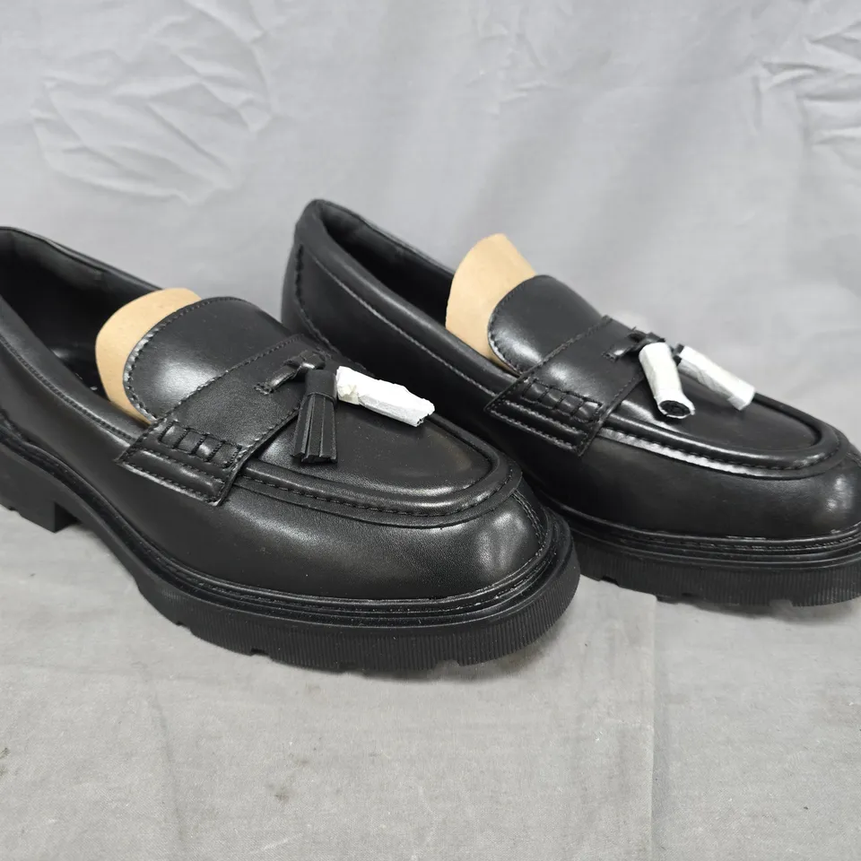 UNBOXED PAIR OF CLARKS LOAFERS IN BLACK SIZE UK 7