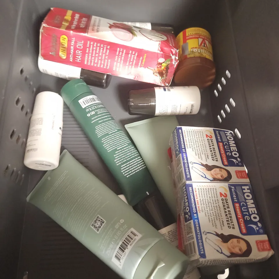 APPROXIMATEY 20 ASSORTED HEALTH AND BEAUTY PRODUCTS TO INCLUDE - HER+ WOMENS PROBIOTIC - DR SQUATCH SOAP - MEDIK8 GENTLE CLEANSE - ETC