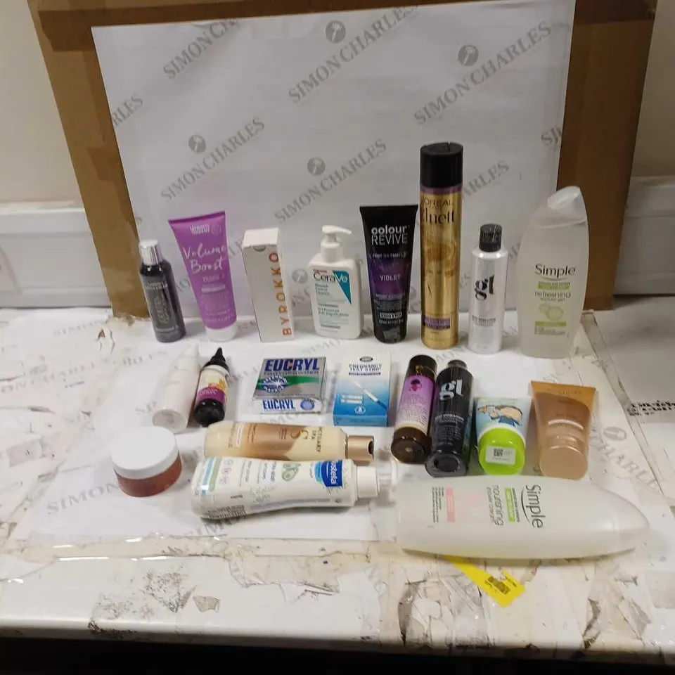 LOT OF APPROXIMATELY 20 HEALTH AND BEAUTY ITEMS TO INCLUDE CERA VE BLEMISH CONTROL CLEANSER, COLOUR REVIVE VIOLET, AND BOOTS PREGNANCY TEST STRIP ETC. 