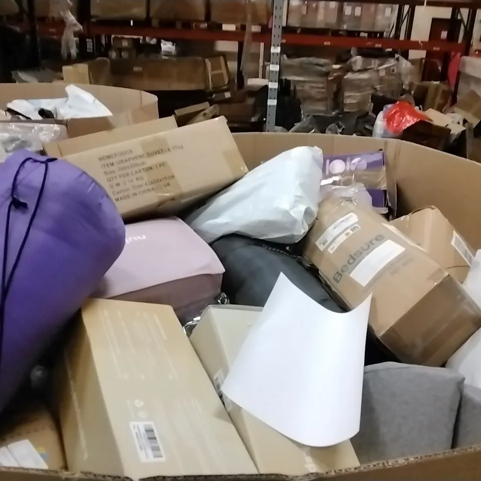PALLET CONTAINING LARGE QUANTITIES OF PILLOWS