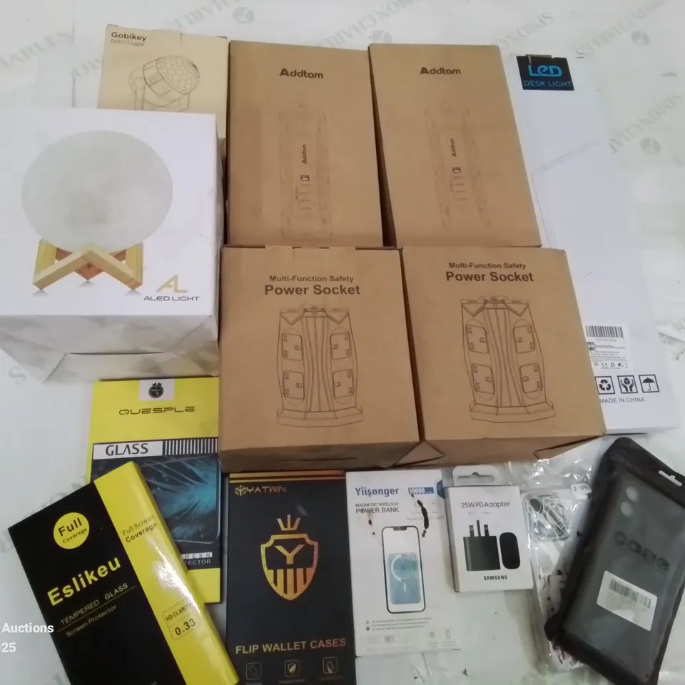 BOX CONTAINING LARGE AMOUNT OF BOXED ELECTRICAL ITEMS TO INCLUDE: POWER SOCKETS, POWER BANK, PHONE CASES, ETC.