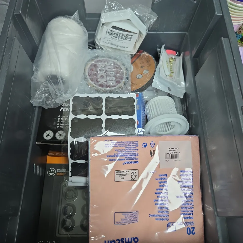 APPROXIMATELY 15 ASSORTED HOUSEHOLD ITEMS TO INCLUDE HOME FLEA POWDER, COLOURED PAPER CUPS AND ELECTRONIC PEST REPELLER