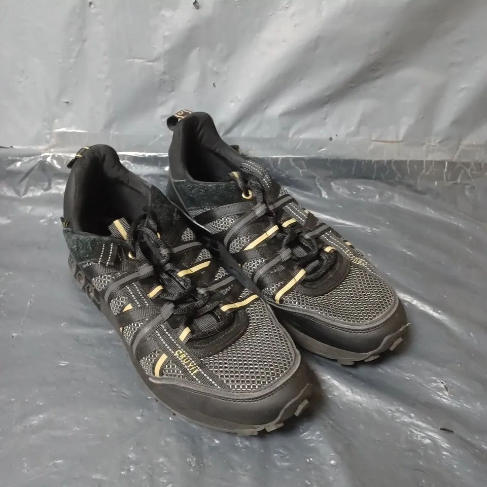 CRUYFF TRAINERS - BLACK - SIZE 9