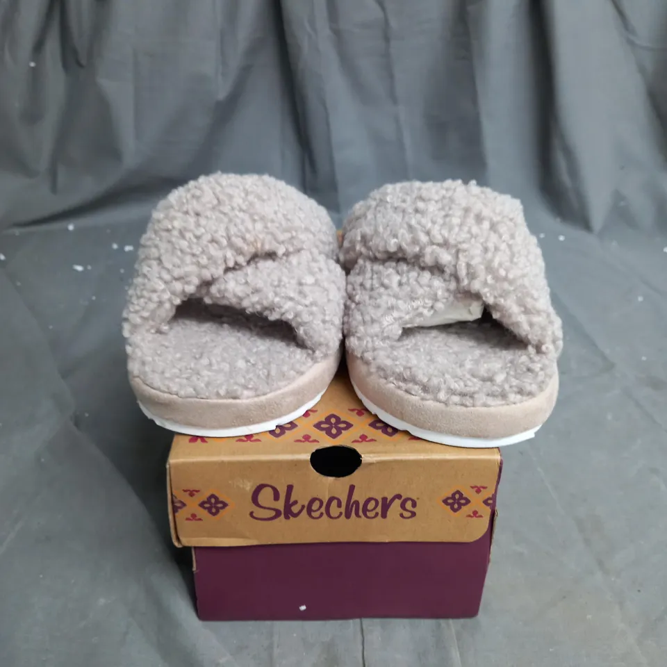 SKECHERS COZY SLIPPERS TUAPE SIZE 6