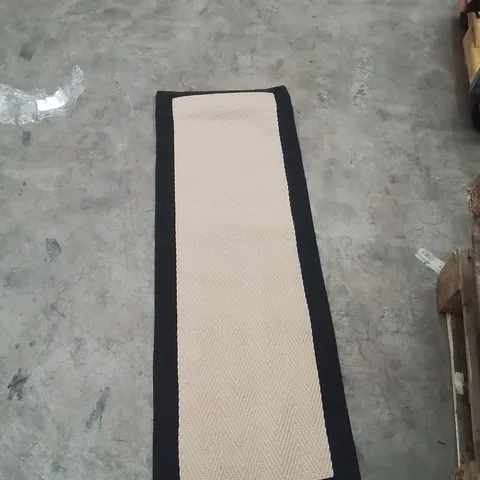 QUALITY DESIGNER AREA RUG - APPROXIMATELY 120X40CM