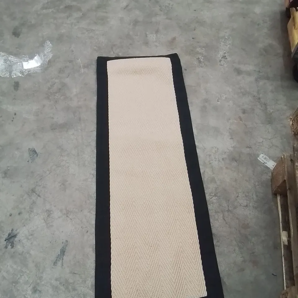 QUALITY DESIGNER AREA RUG - APPROXIMATELY 120X40CM