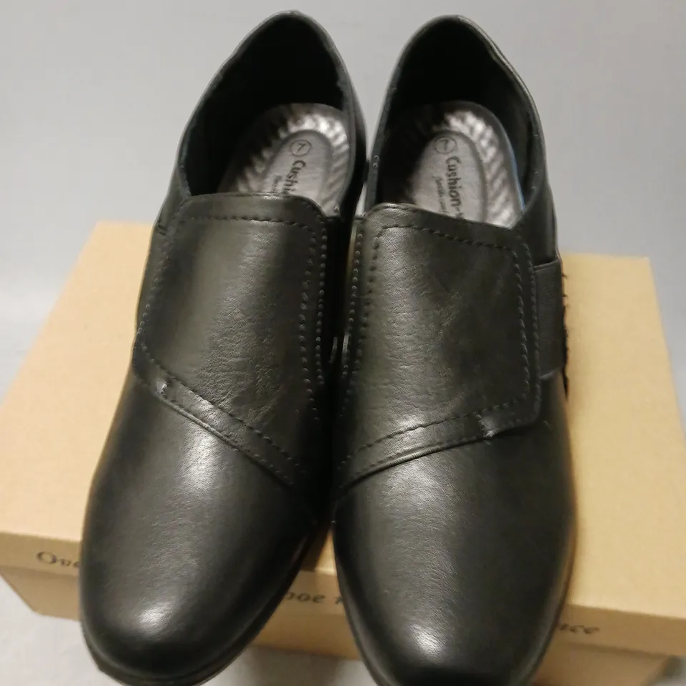 BOXED PAIR OF CUSHION WALK LOUISE LEATHER SHOES, BLACK - UK SIZE 7