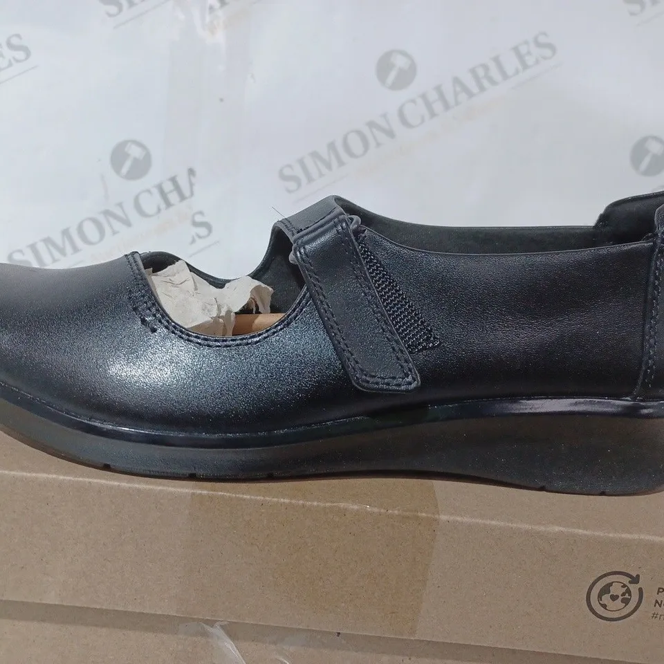 BOXED PAIR OF CLARKS HOPE HENLEY SHOES BLACK SIZE 6