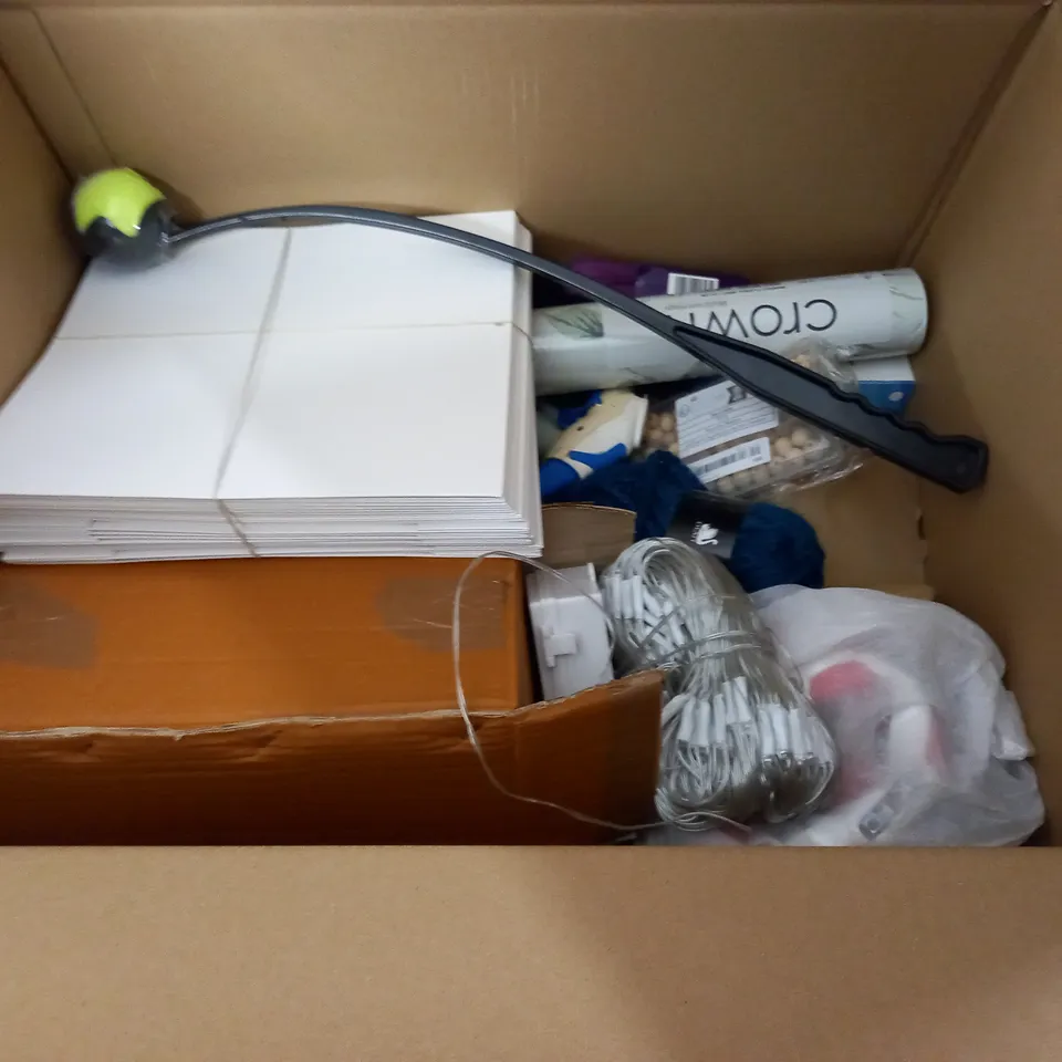 LARGE QUANTITY OF ASSORTED HOUSEHOLD ITEMS TO INCLUDE YAKTRAX PRO, K9 KIBBLE CONNECTOR AND CLOTHES COVER