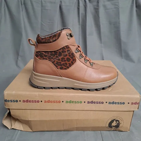 BOXED PAIR OF ADESSO BOOTS IN BROWN & ANIMAL PRINT COLOUR SIZE 3