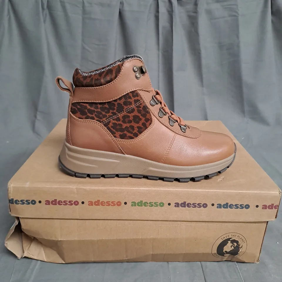 BOXED PAIR OF ADESSO BOOTS IN BROWN & ANIMAL PRINT COLOUR SIZE 3