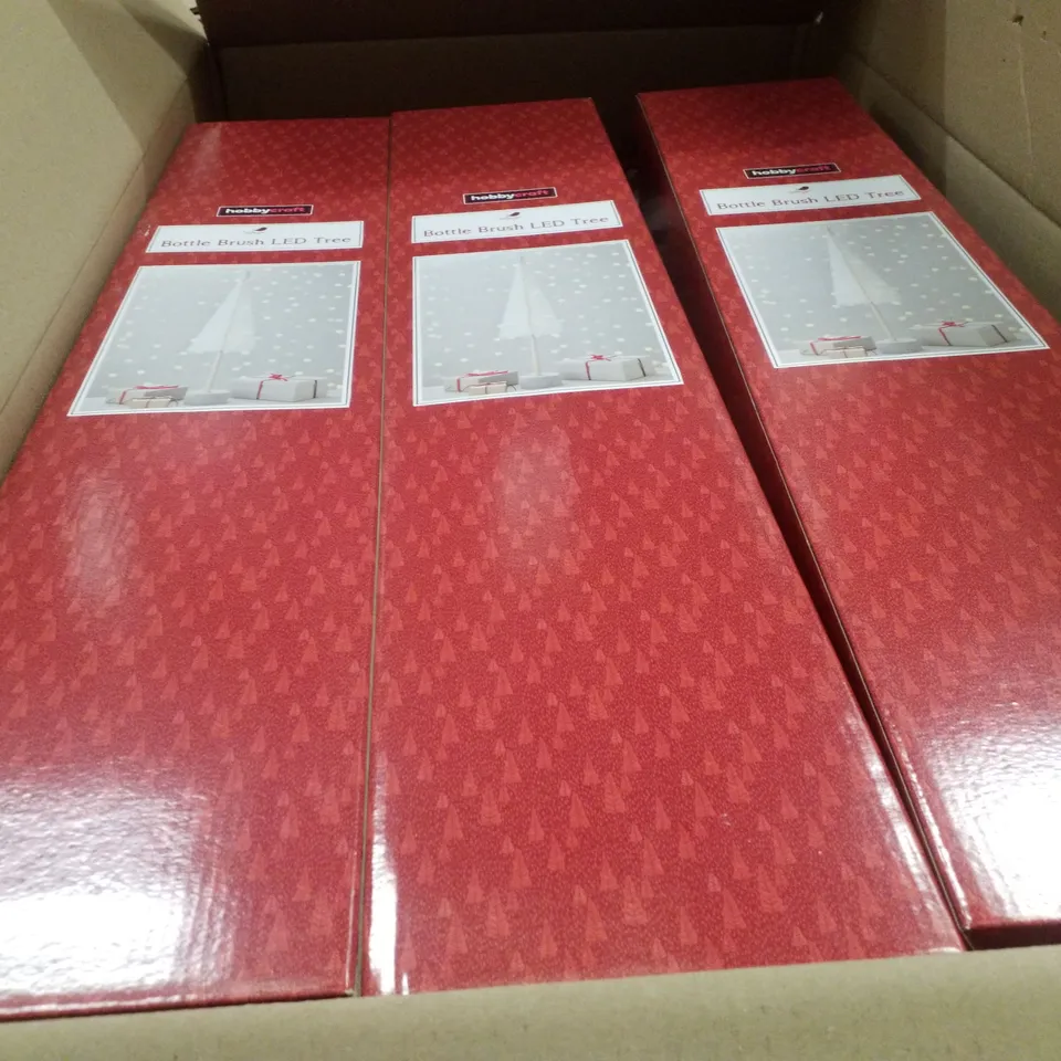 PALLET CONTAINING ASSORTED CHRISTMAS  PRODUCTS & DECORATIONS INCLUDING BOTTLE BRUSH LED TREE, HANGING FILLABLE DECORATION, CHRISTMAS CANDLE KIT & FELT BUCKETS