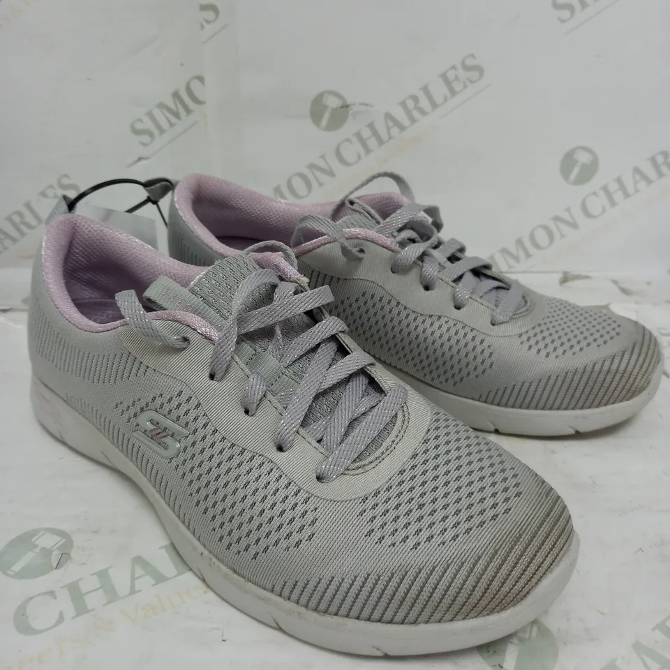 BOXED PAIR OF SKECHERS ARCH FIT TRAINERS IN GREY SIZE 4
