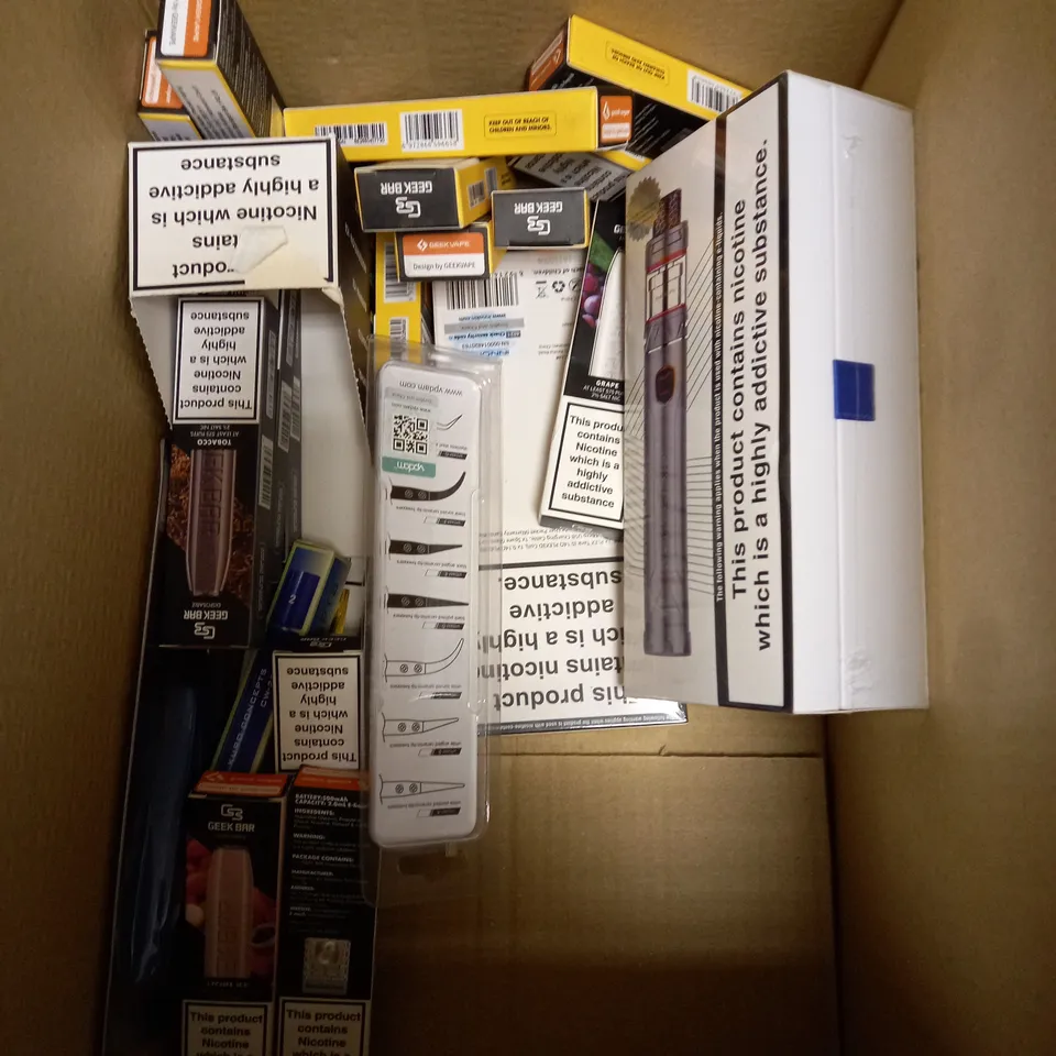 BOX OF APPROXIMATELY 30 ASSORTED VAPING KITS & DISPOSABLE VAPES IN VARIOUS FLAVOURS & BRANDS TO INCLUDE SMOK, GEEK BAR, INNOKIN ETC
