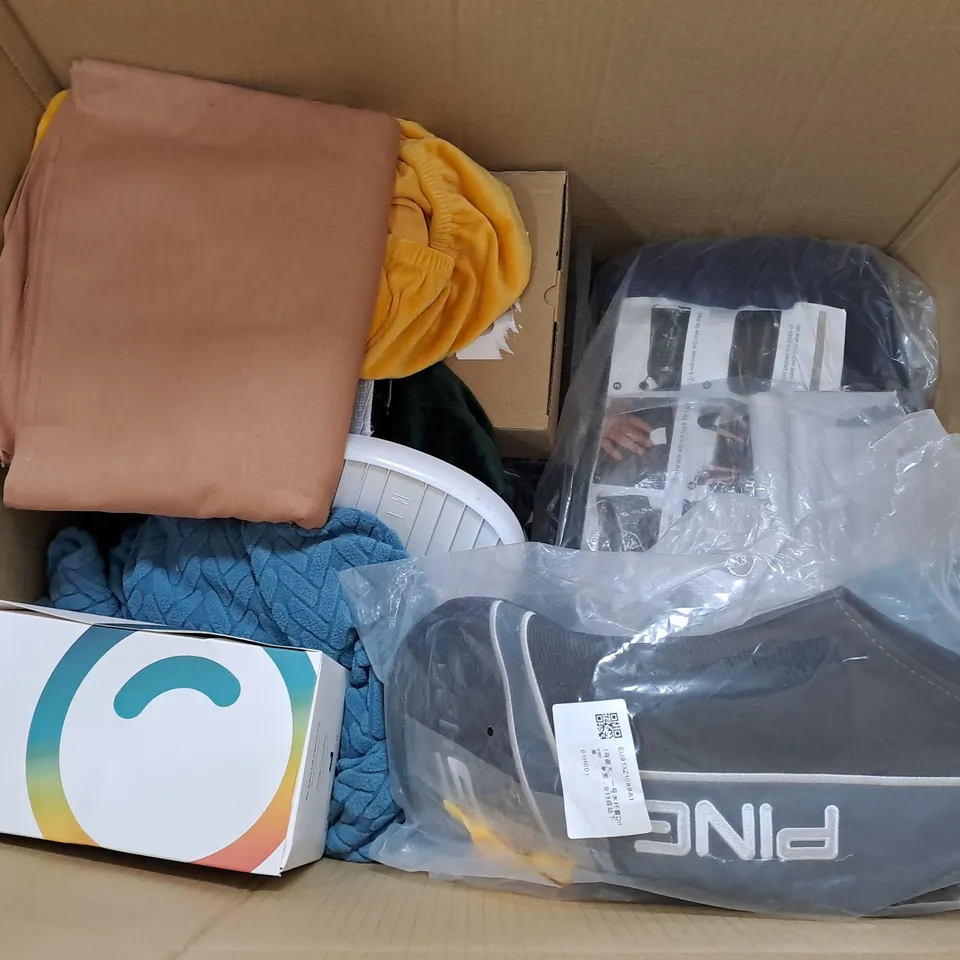 GROUP OF ASSORTED HOUSEHOLD ITEMS TOO INCLUDE BAGS AND DUVET COVERS 