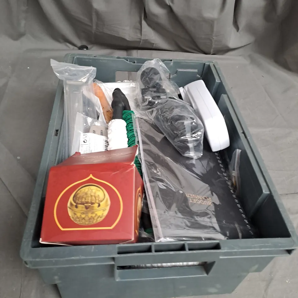 APPROXIMATELY 20 ASSORTED HOUSEHOLD ITEMS 