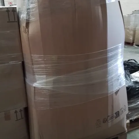 PALLET CONTAINING A LARGE QUANTITY OF PILLOWS