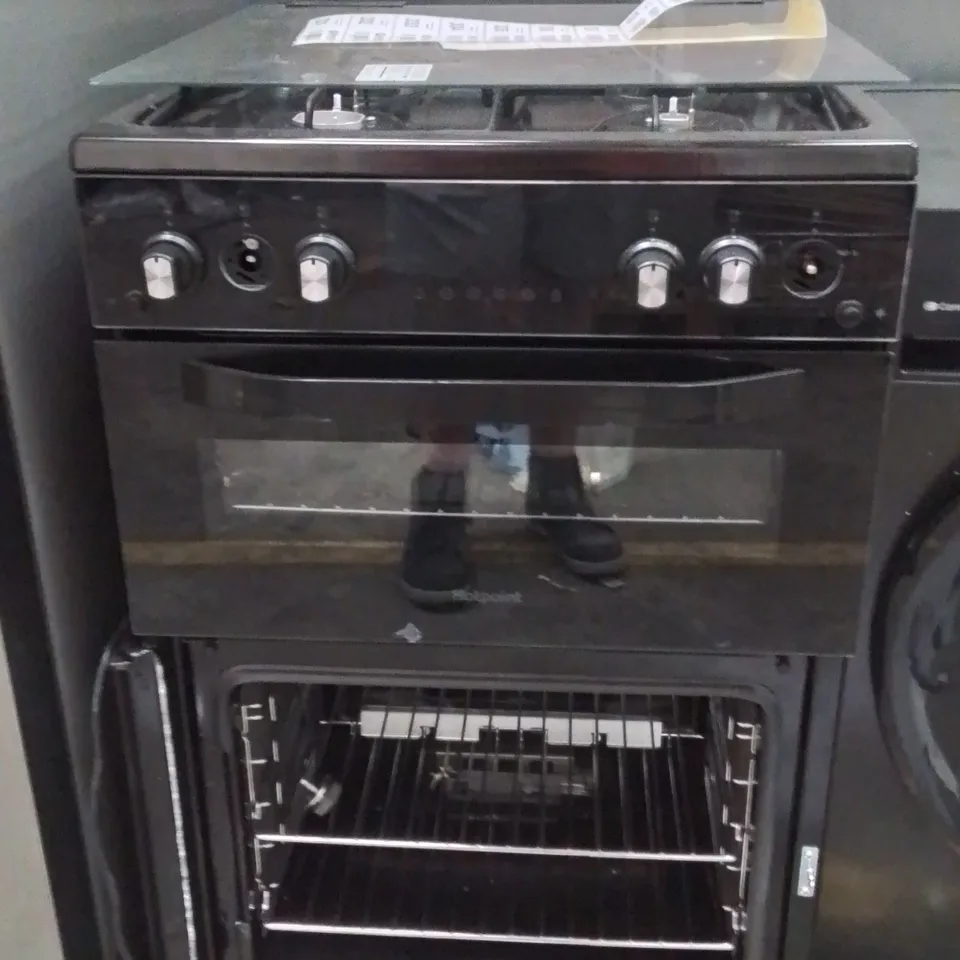HOTPOINT 60CM FREESTANDING GAS DOUBLE COOKER WITH GLASS LID HDG6GDCB1