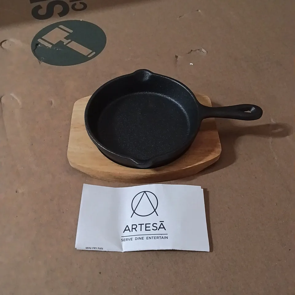 BOXED ARTESÀ CAST IRON 11cm MINI FRY PAN WITH WOODEN BOARD (SET OF 5)