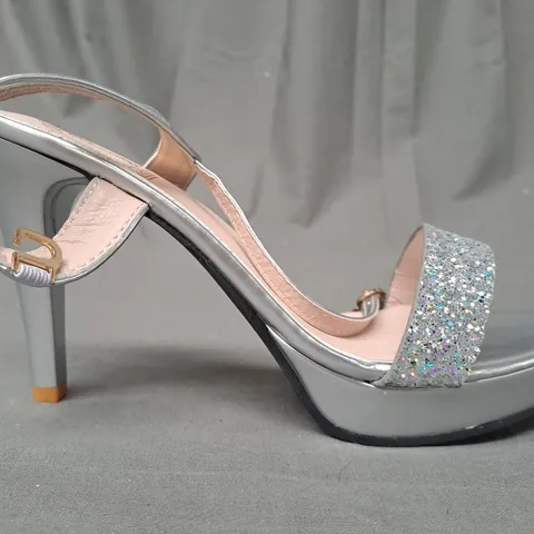 BOXED PAIR OF DESIGNER OPEN TOE HIGH HEEL SANDALS IN METALLIC SILVER W. GLITTER EFFECT EU SIZE 40