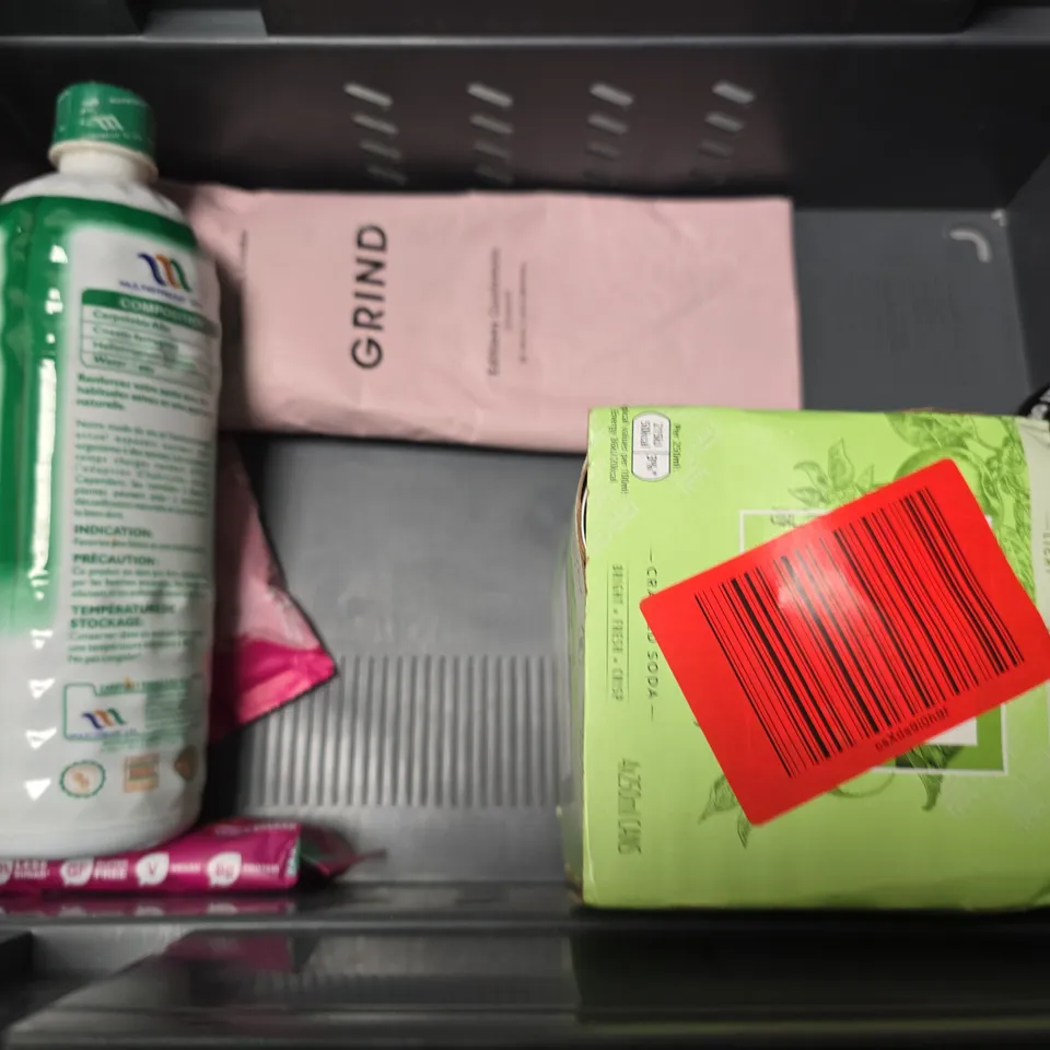 APPROXIMATELY 8 ASSORTED FOOD & DRINK ITEMS TO INCLUDE - COCA COLA , GARDEN MINT TEA ETC