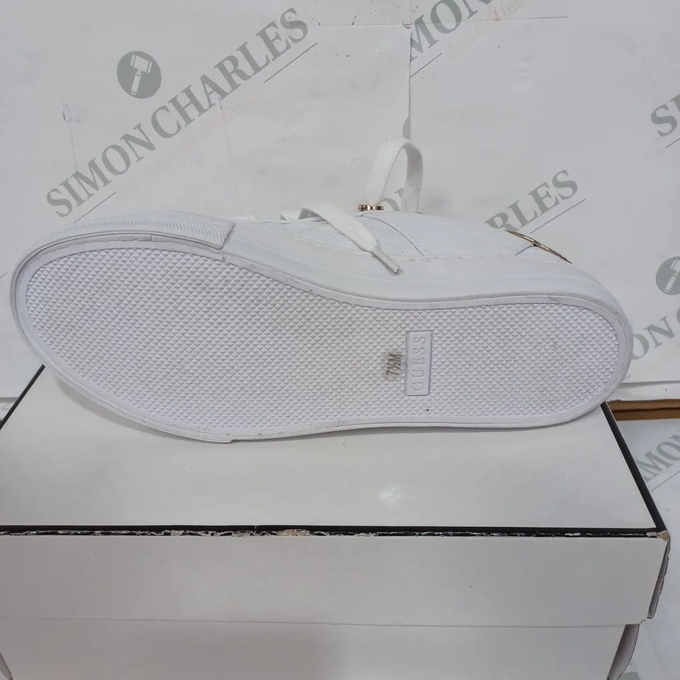 BOXED PAIR OF GUESS LOVEN WHITE TRAINERS - WHITE & GOLD / SIZE: 7.5M UK 