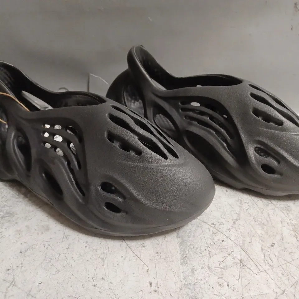 PAIR OF ADIDAS YEEZY FOAM RUNNER SHOES IN DARK GREY SIZE UK 7