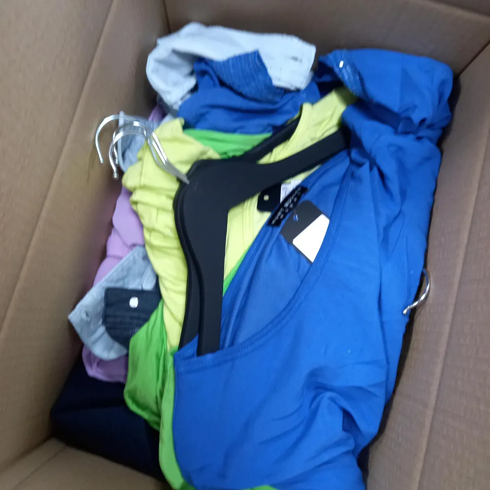 BOX OF APPROXIMATELY 10 CLOTHING ITEMS TO INCLUDE DENIM SHORTS, DRESS, TOPS ETC