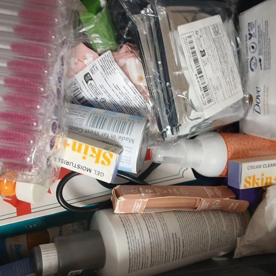 APPROXIMATELY 18 ASSORTED COSMETIC ITEMS INCLUDING VARIOUS MAKES AND BRANDS - COLLECTION ONLY