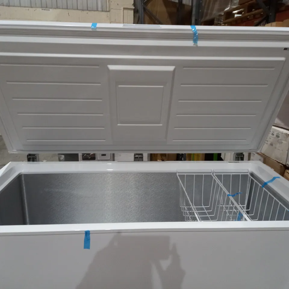 RUSSELL HOBBS RHCF418 LARGE WHITE 418L CHEST FREEZER - COLLECTION ONLY 