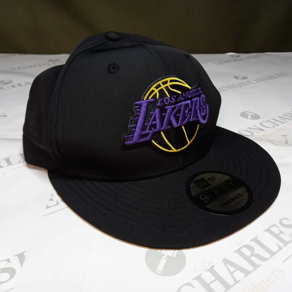 LA LAKERS EMBROIDED LOGO HAT