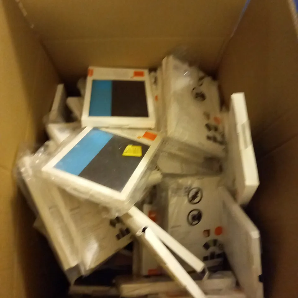 LOT OF ASSORTED TABLET CASES TO INCLUDE SAMSUNG, LENOVO AND APPLE