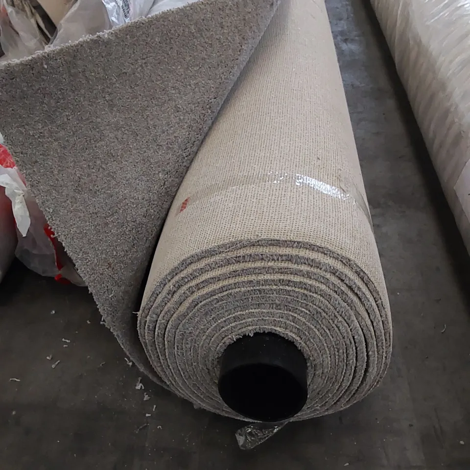 ROLL OF QUALITY CARPET // SIZE: UNSPECIFIED 