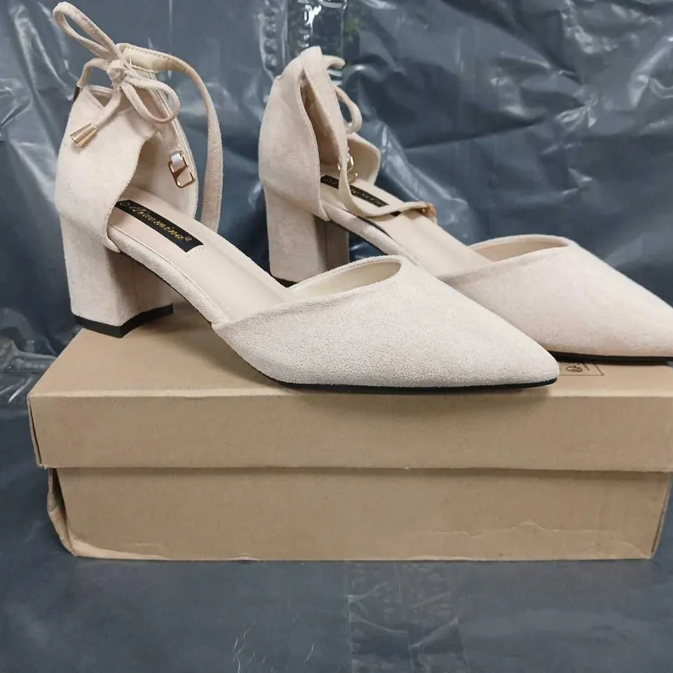 BOXED PAIR OF MIAOMINA POINTED TOE LOW BLOCK HEEL SHOES IN BEIGE SIZE EU 40