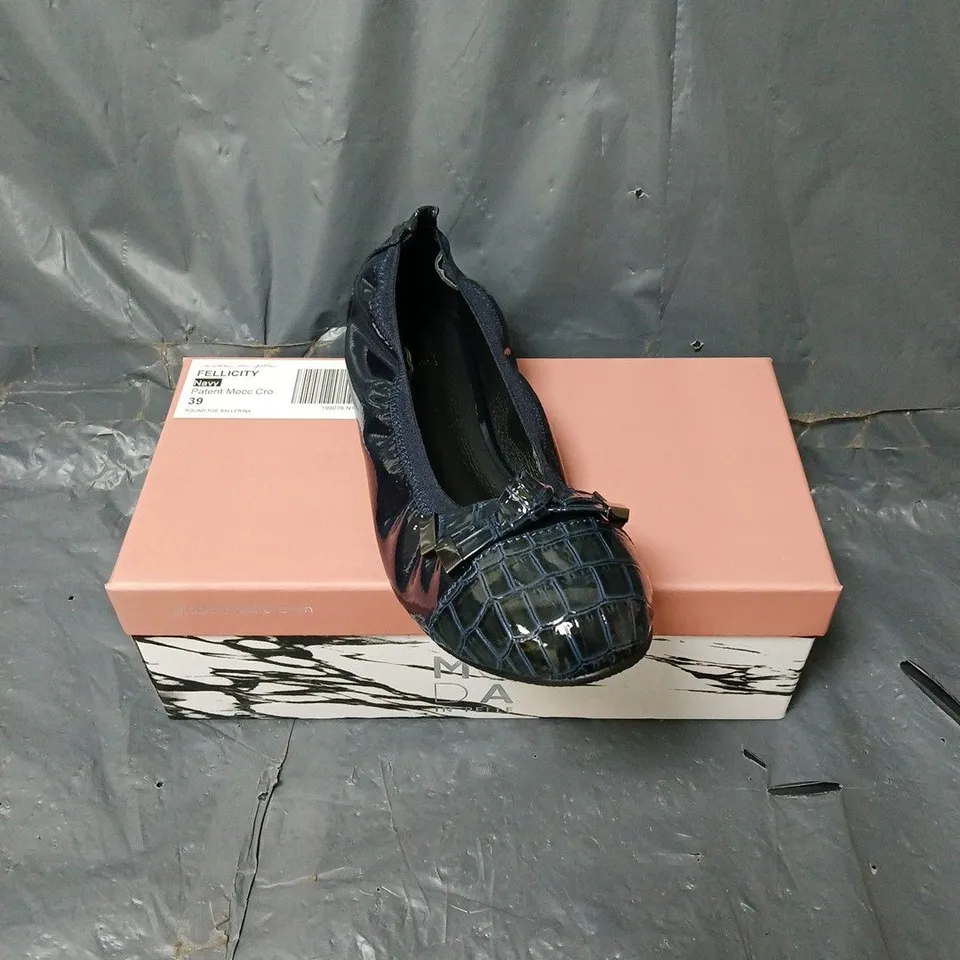 BOXED PAIR OF MODA IN PELLE FELICITY PATENT ROUND TOE BALLERINA SHOES IN NAVY SIZE 6